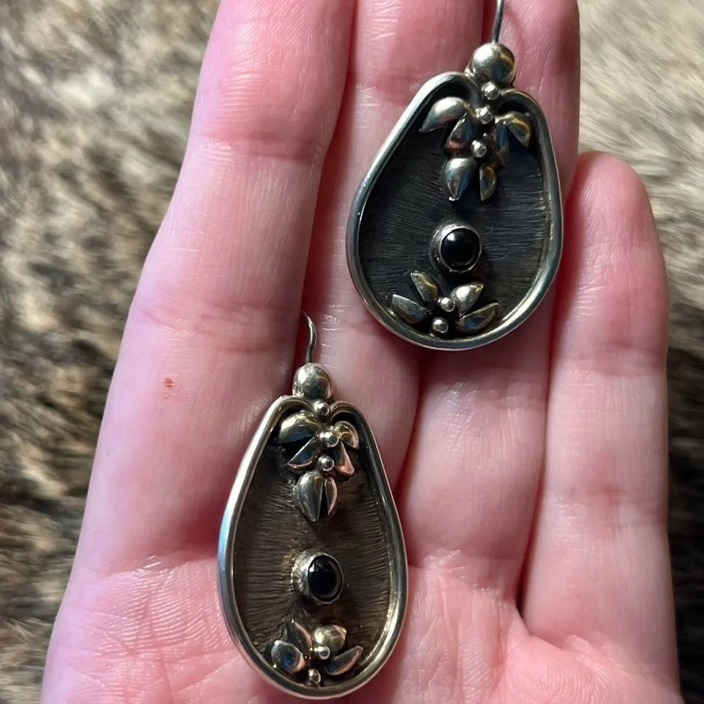 Sterling silver Leoza onyx drop flower earrings - Picture 2 of 3